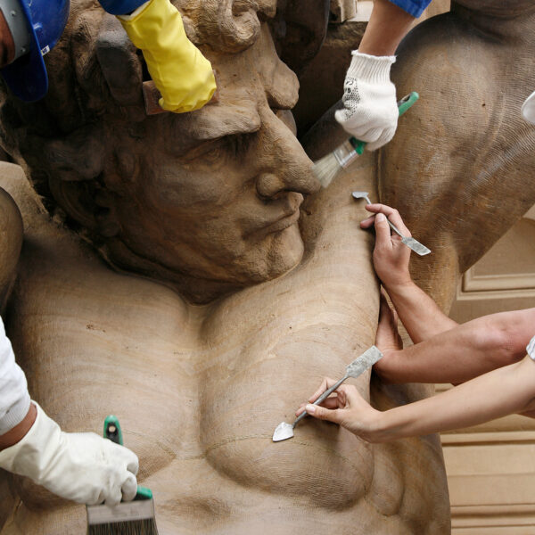 I Got The Power – Renovation of sculptures on the facade of the Municipal Theatre of Sao Paulo / Sãopaulo Magazine