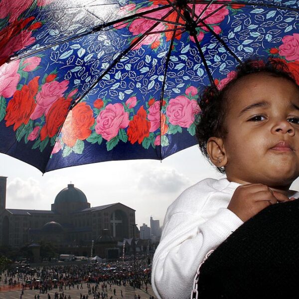 Waiting - Woman with child awaits the arrival of the Pope in Aparecida do Norte city.