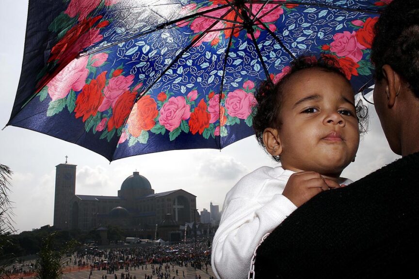 Waiting - Woman with child awaits the arrival of the Pope in Aparecida do Norte city.