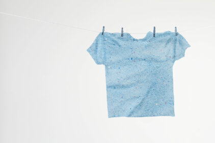 Camiseta feita de sabão em pó no varalFoto: Paulo Pampolin / Hype