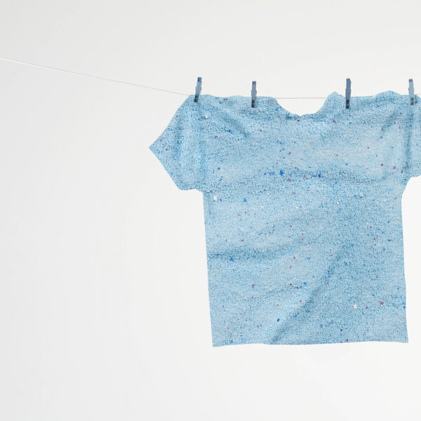 Camiseta feita de sabão em pó no varalFoto: Paulo Pampolin / Hype