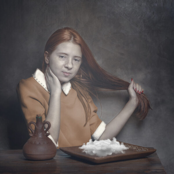 The girl with the cloud plate